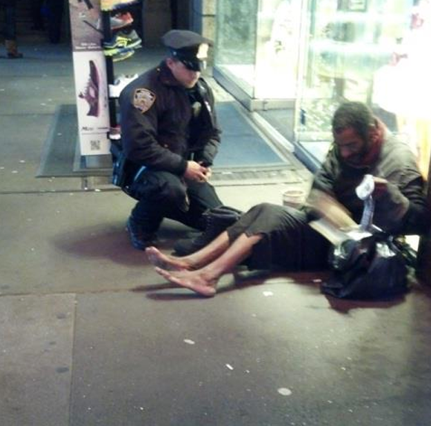 Un policía le compra unas botas a un vagabundo y emociona a Nueva York