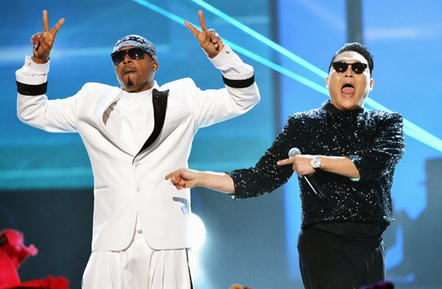 PSY y MC Hammer bailan el Gangnam Style en los AMA 2012