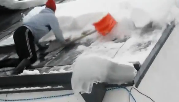 Cuidado cuando quites la nieve del tejado de tu casa