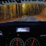 Dentro de un coche de rally a 200 km/h a través de un bosque