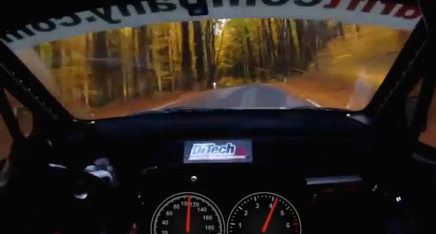Dentro de un coche de rally a 200 km/h a través de un bosque