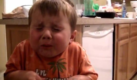 Reacción de un niño de 3 años al comer caramelos ácidos por primera vez