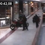 Entran a robar a un centro comercial en 3 motos