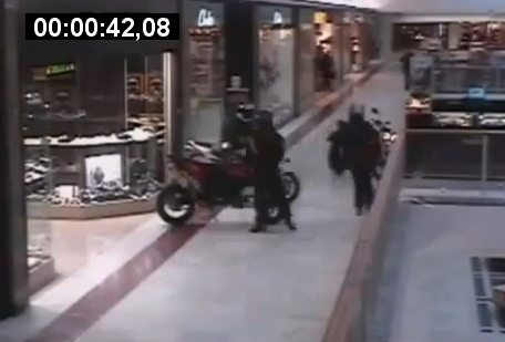 Entran a robar a un centro comercial en 3 motos