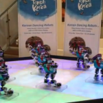 Robots bailando el Gangnam Style en el World Travel Market 2012 de Londres