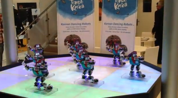 Robots bailando el Gangnam Style en el World Travel Market 2012 de Londres