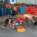 Trabajadores rumanos ordenando cajas de botellas de cerveza vacías