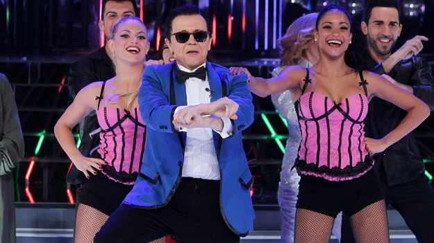 Santiago Segura imita a PSY bailando el Gangnam Style en el programa 'Tu cara me suena'