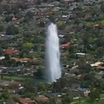 Un tubería explota en Melbourne y forma una fuente de agua de 80 metros de altura