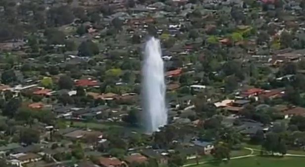 Un tubería explota en Melbourne y forma una fuente de agua de 80 metros de altura