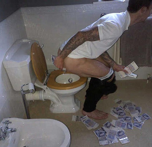 Liam Ridgewell, futbolista de la Premier League, se limpia el trasero con billetes de 20 libras