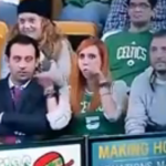 Una aficionada de los Boston Celtics hace un gesto obsceno cuando la enfoca la cámara