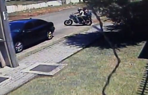 Un hombre víctima de un asalto atropella con su coche a dos ladrones que intentaban escapar en moto