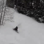 Provoca una mini avalancha con su moto de nieve