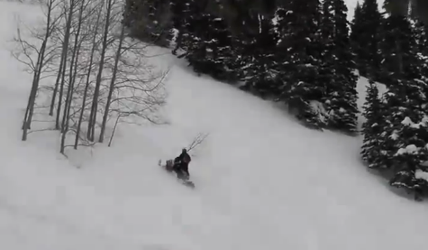Provoca una mini avalancha con su moto de nieve