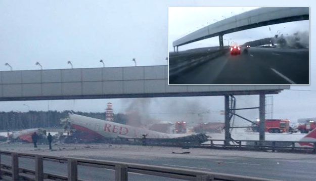 Un avión de pasajeros se estrella contra una autopista en Moscú