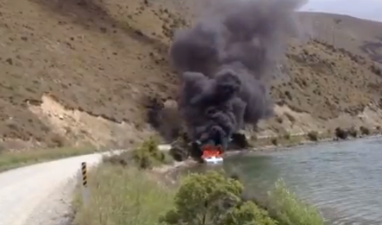 Cómo apagar un incendio en un barco que está en la orilla del lago