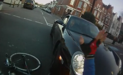 Un ciclista choca contra un Porsche en un carril CS7 en Londres