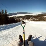 Descenso extremo sobre nieve con una pala como trineo