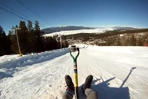 Descenso extremo sobre nieve con una pala como trineo