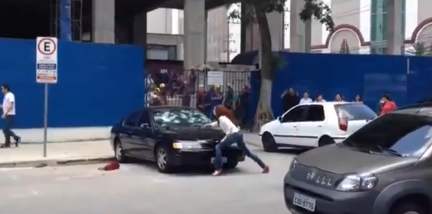 Una mujer destroza el coche de su marido a martillazos
