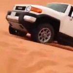 Intenta saltar una duna con un Toyota FJ Cruiser