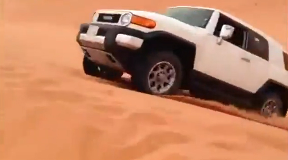 Intenta saltar una duna con un Toyota FJ Cruiser