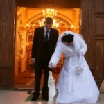 Un gato sorprende a una pareja en su boda