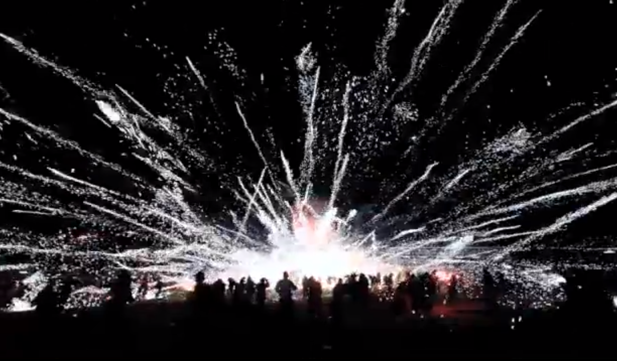 Un globo con fuegos artificiales estalla en medio de la multitud