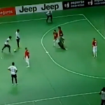 Impresionante gol del brasileño Falcao en un partido de fútbol sala