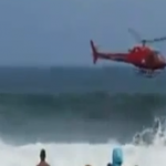 Un helicóptero de bomberos cae al mar en la playa de Copacabana