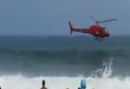 Un helicóptero de bomberos cae al mar en la playa de Copacabana