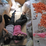 La historia real de los juguetes: Miles de trabajadores chinos duermen en el suelo para fabricar a tiempo los juguetes de Navidad