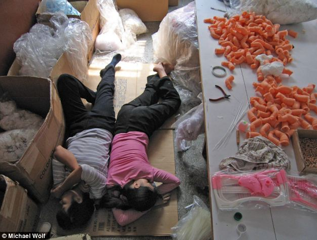 La historia real de los juguetes: Miles de trabajadores chinos duermen en el suelo para fabricar a tiempo los juguetes de Navidad
