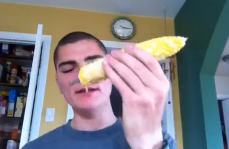 Cómo comer una mazorca de maíz en 10 segundos