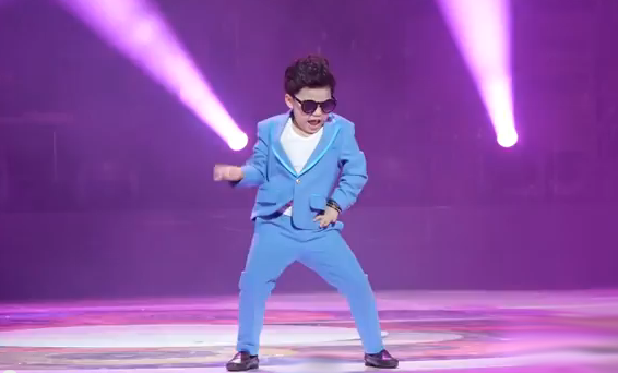 Mini PSY bailando el Gangnam Style