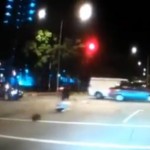 Un motorista se salta un semáforo en rojo a toda velocidad y atropella a una mujer