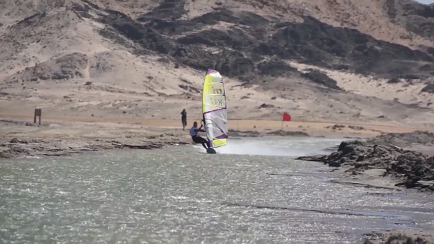 mujer bate record windsurf desierto