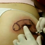 Una mujer se hace una tatuaje de un pene en el culo