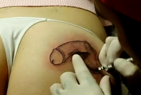Una mujer se hace una tatuaje de un pene en el culo