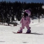 Niña de 1 año haciendo snowboard