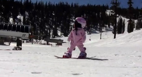 Niña de 1 año haciendo snowboard