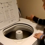Un niño autista hace percusión con una lavadora