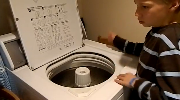 Un niño autista hace percusión con una lavadora
