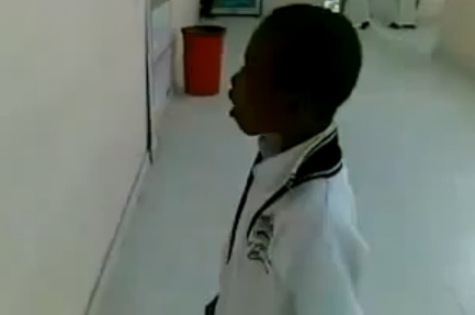 Un niño imita a la perfección el sonido de una sirena de un coche de policía