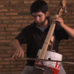 Una orquesta de Paraguay toca con instrumentos hechos de basura reciclada