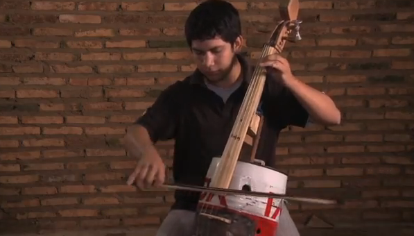 Una orquesta de Paraguay toca con instrumentos hechos de basura reciclada