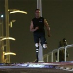 El atleta con doble amputación Oscar Pistorius vence a un caballo árabe en una carrera