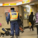 Dos policías húngaros le compran unos zapatos a una persona sin hogar