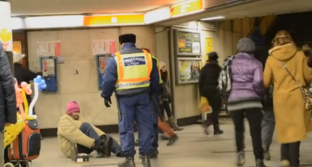 Dos policías húngaros le compran unos zapatos a una persona sin hogar